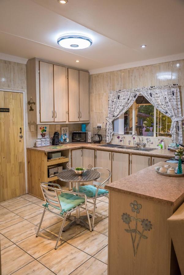 Gabbys Cottage Guesthouse Bloemfontein Extérieur photo