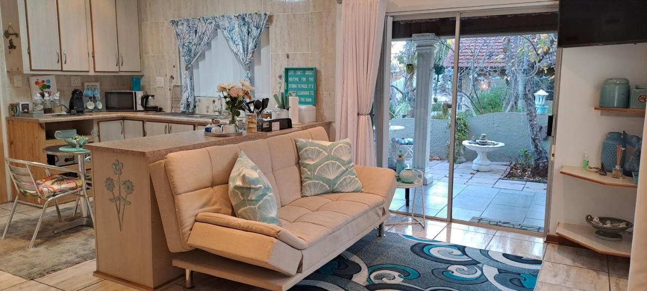 Gabbys Cottage Guesthouse Bloemfontein Extérieur photo